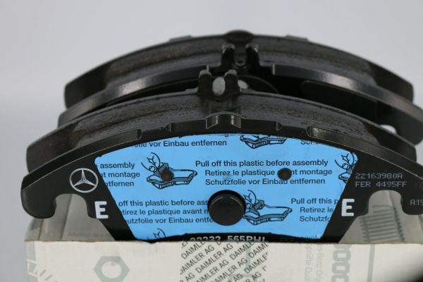 Mercedes-Benz Genuine Brake Pad Set (MPN: A0074207520)
